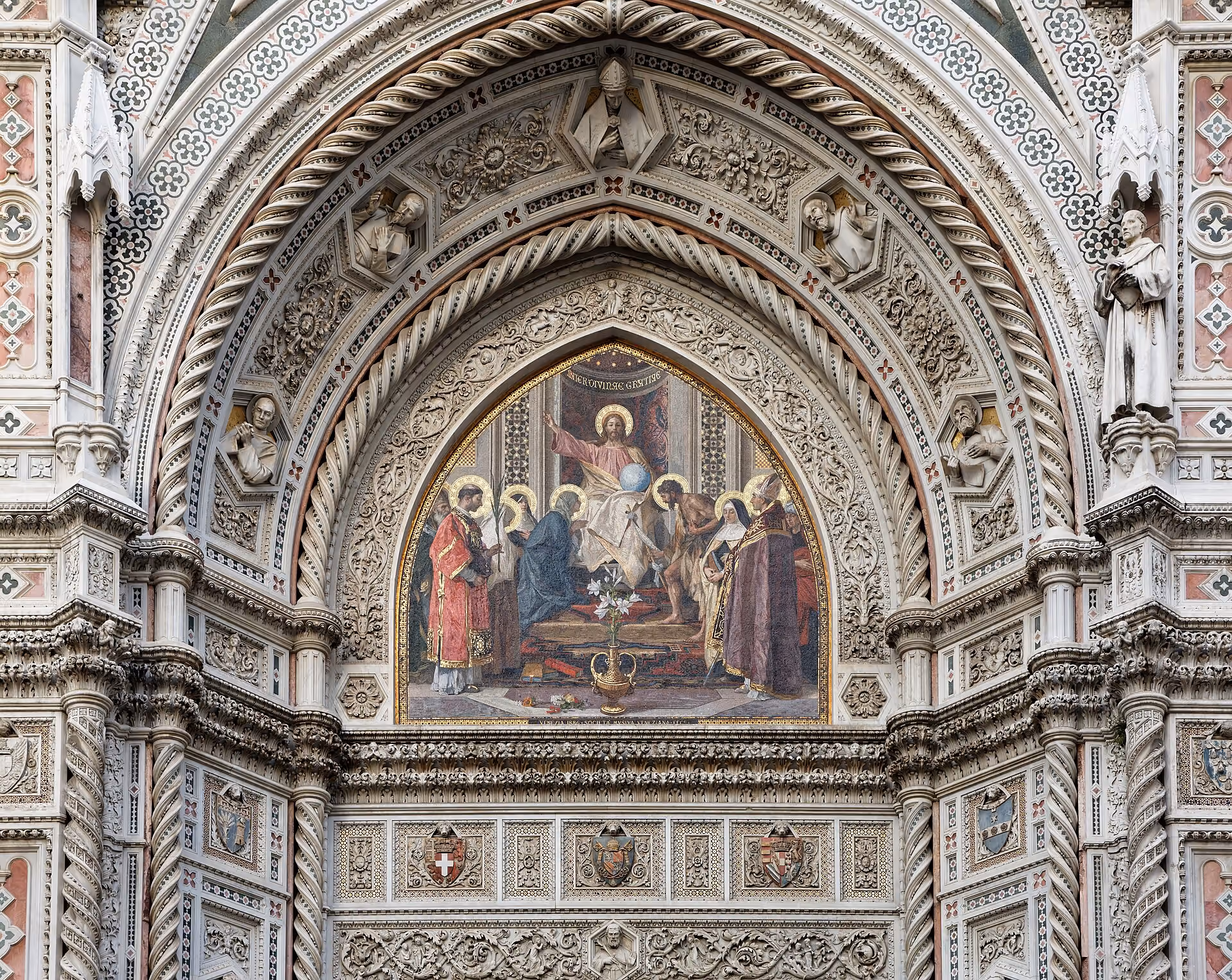 L'ingresso della cattedrale di Firenze dove viene verificato il dress code