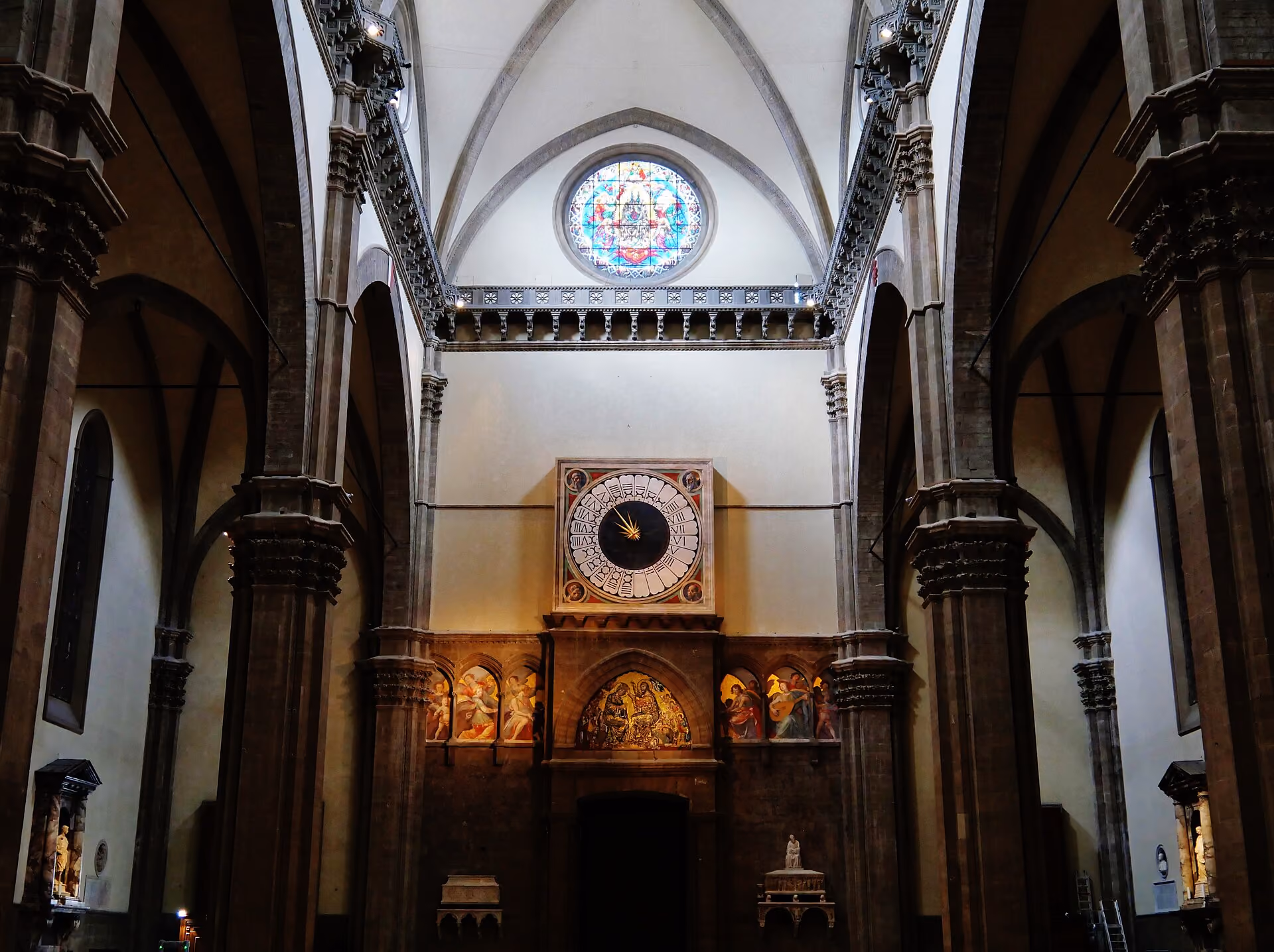 L'interno della cattedrale di Santa Maria del Fiore, luogo di culto attivo