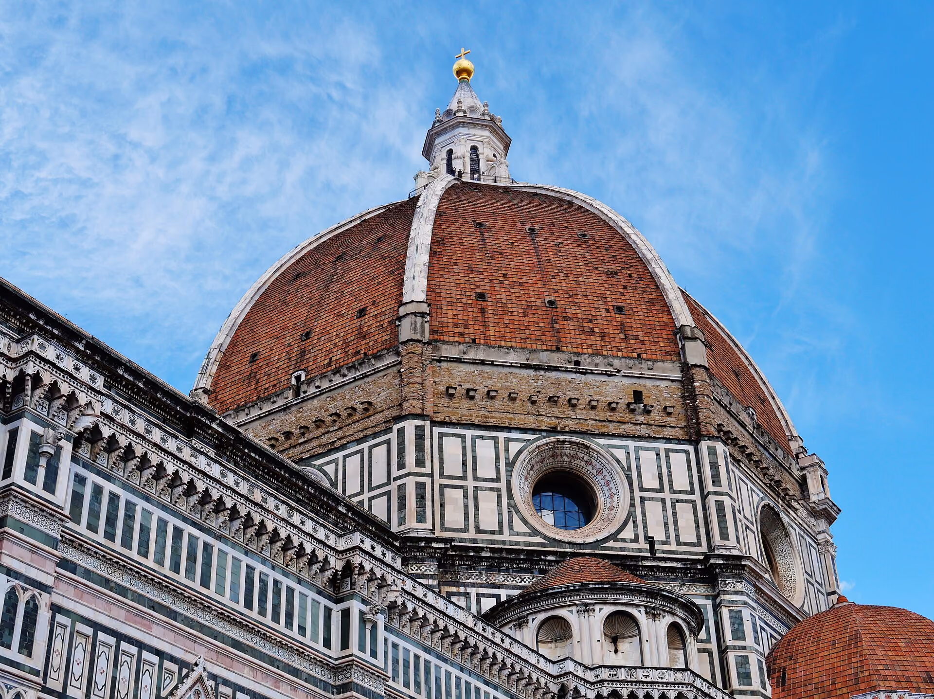 La calotta della cupola vista da vicino, la prospettiva tipica delle terrazze del Duomo