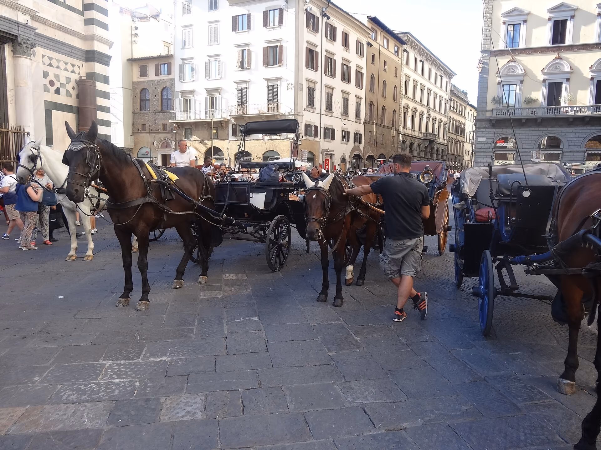Piazza del Duomo a Firenze con le carrozze davanti alla cattedrale